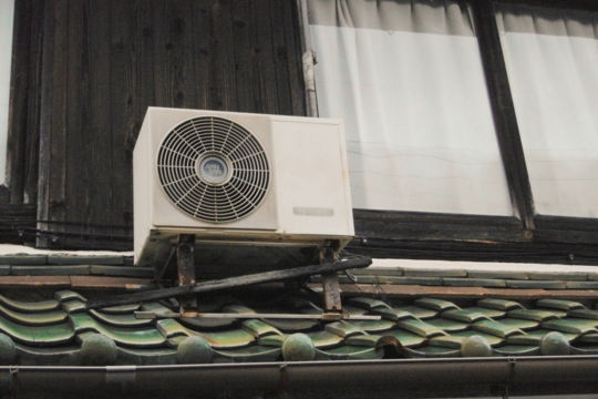 white and gray box fan